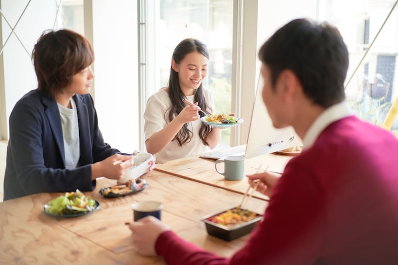 bữa trưa của nhân viên bua-trua